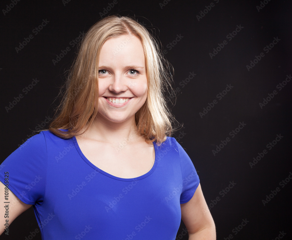 Blondine vor schwarzem Hintergrund Blondine vor schwarzem Hintergrund