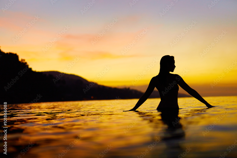 Healthy Lifestyle, Health Background. Silhouette Of Beautiful Young Woman Enjoying Sea Water And Sunset. Summer Travel Holidays Vacation. Happiness, Freedom, And Peace, Wellness, Body Care Concept. 