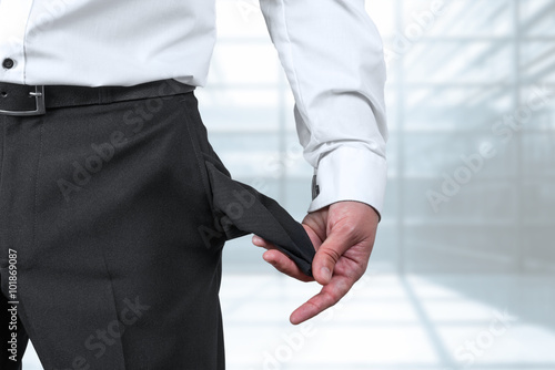 Konkurs - Insolvenz - Pleite - leere Taschen