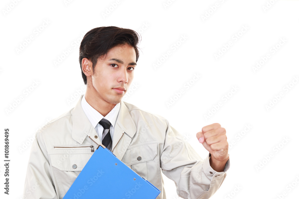 ガッツポーズの作業員