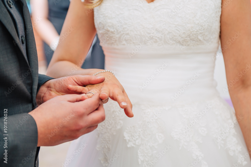 Foto de Hochzeit mit Ringtausch und Anstecken von Eheringen do Stock