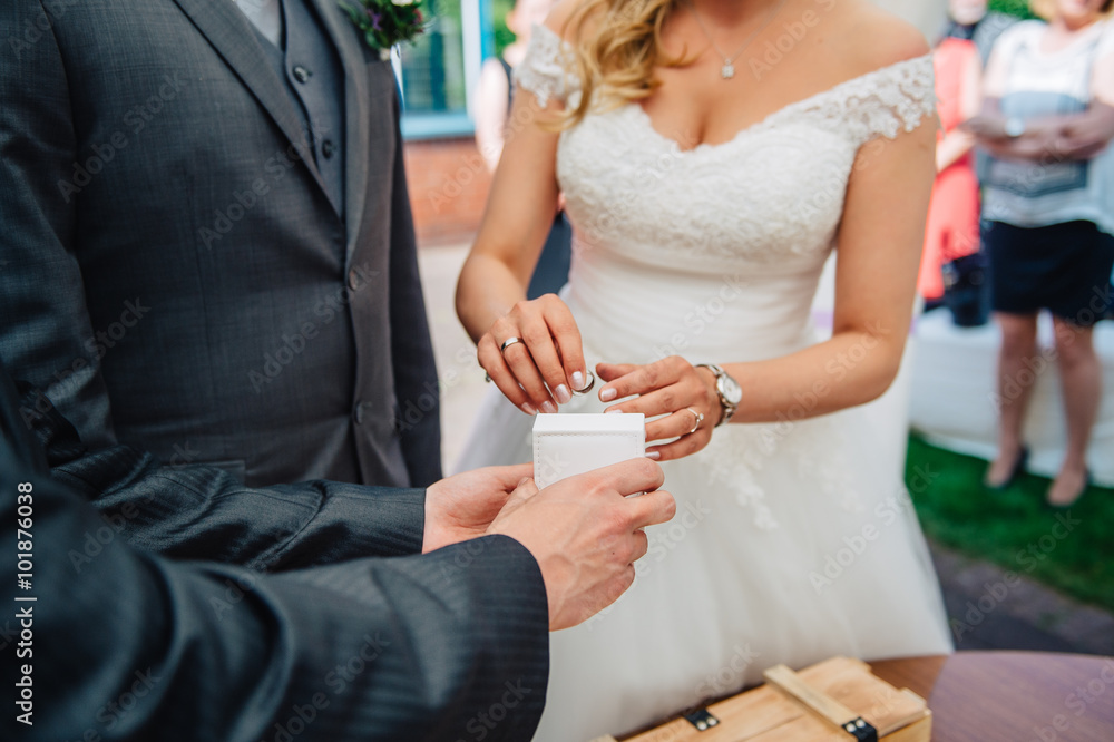 Hochzeit mit Ringtausch und Anstecken von Eheringen Stock Photo Adobe