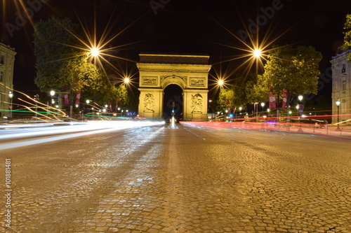 Arc de triomphe de nuit © julaye54