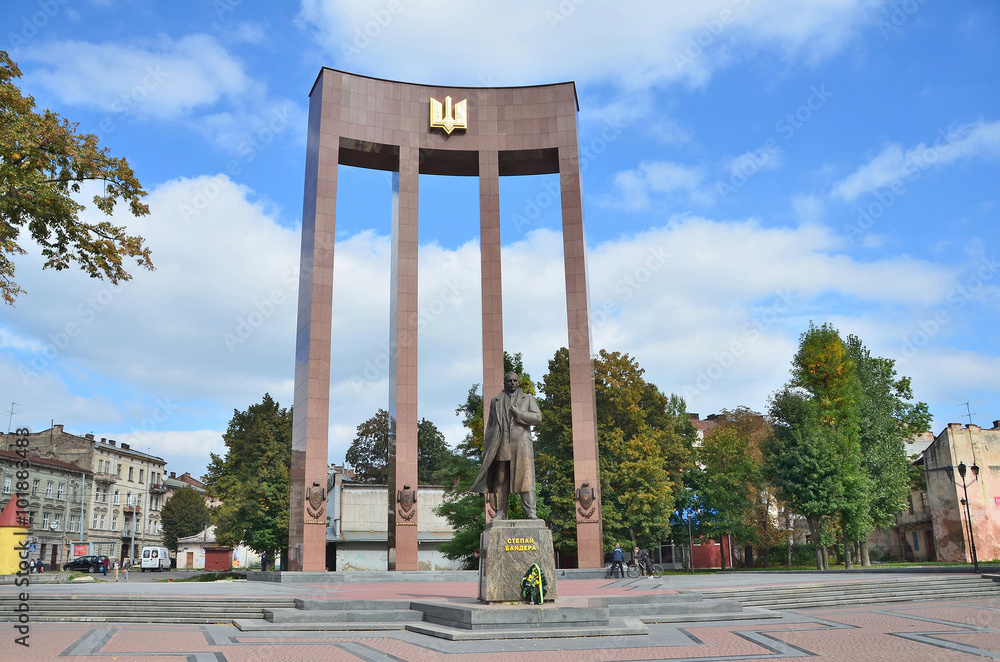 Львов, площадь Крапивницкого, памятник Степану Бандере