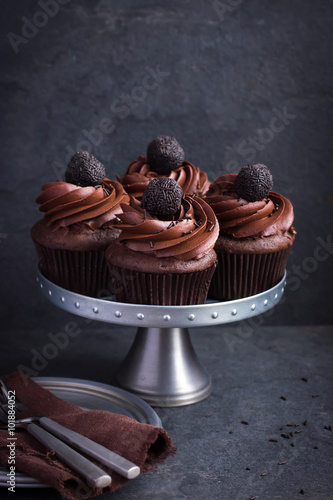 Photo Chocolate cupcakes with chocolate frosting