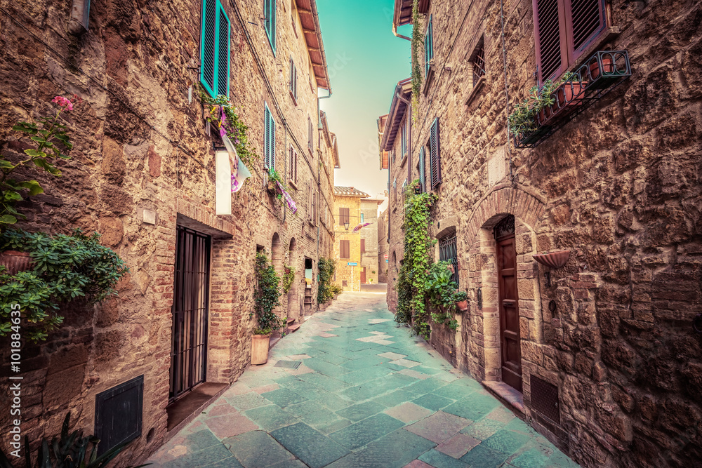 Naklejka premium Wąska ulica w starym włoskim mieście Pienza. Toskania, Włochy. Zabytkowe