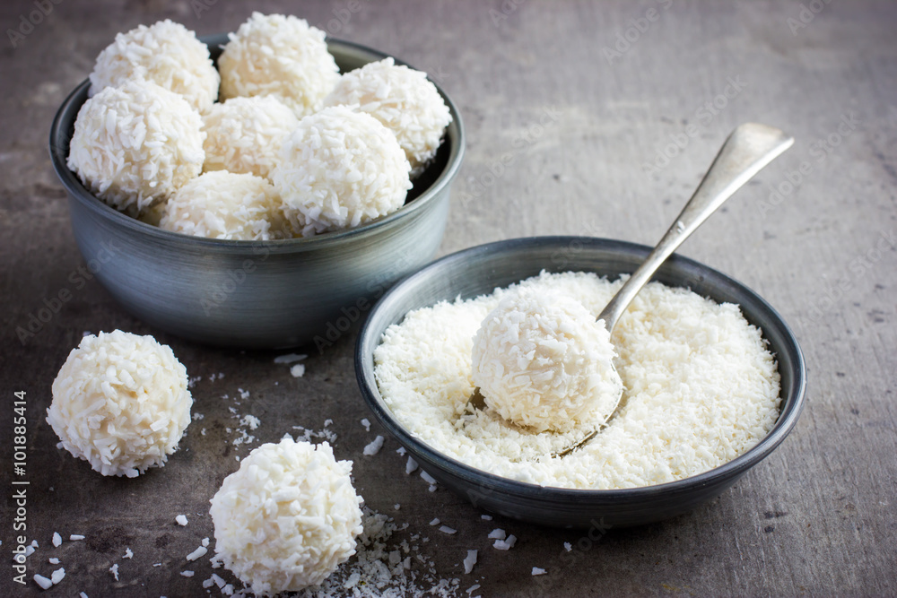 Fotografie delicious homamade white chocolate and coconut candy balls