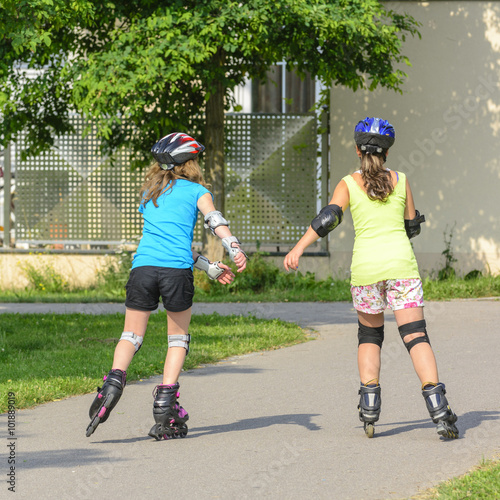 Obraz na płótnie zwei teeanger beim inline skating