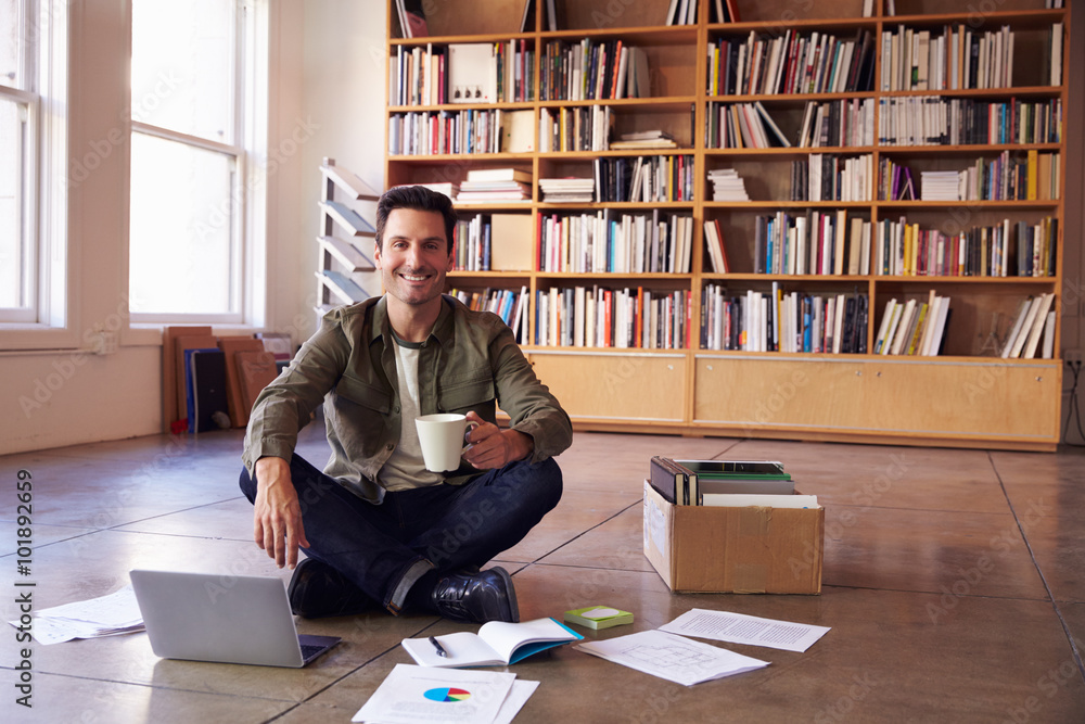 Fotografie Businessman Laying Documents On Floor To Plan Project