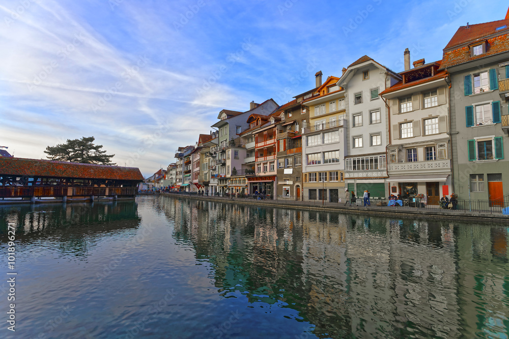 Obraz premium Old Wooden Sluice bridge in Old Town of Thun
