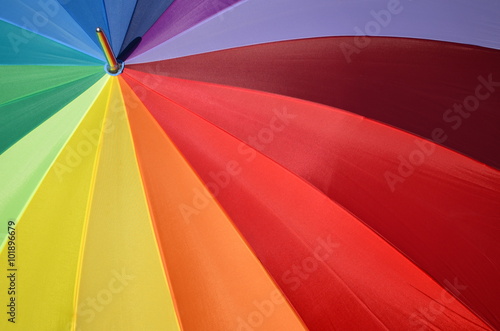 Bunter Schirm in allen Farben des Regenbogens