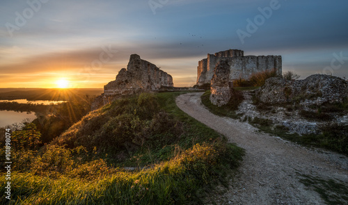Coucher de soleil sur le Chateau Gaillard à Les Andelys, Normandie, Eure. photo