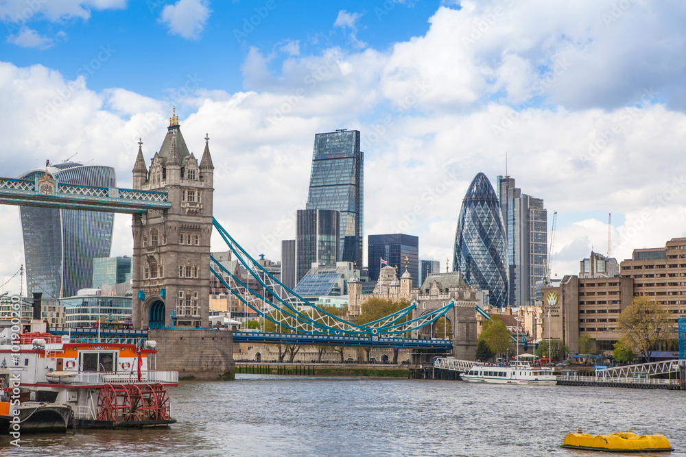 Obraz premium London, Wielka Brytania - 30 kwietnia 2015: Tower bridge i aria finansowa City of London na tle. Widok obejmuje korniszon i inne budynki