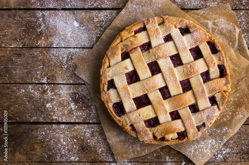 Fotografia tart with berries jam on wooden background