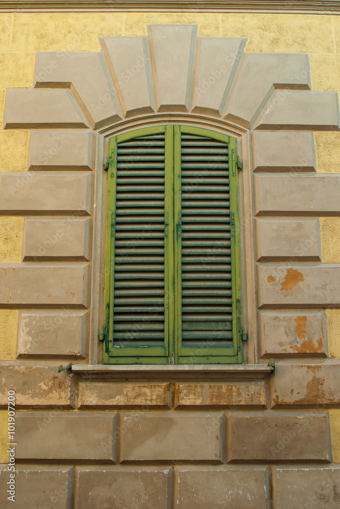 Finestre con persiane colore verde, palazzo signorile