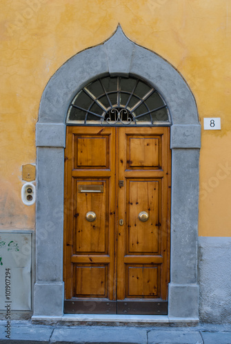 Portone di legno, ingresso palazzo © Andreaphoto