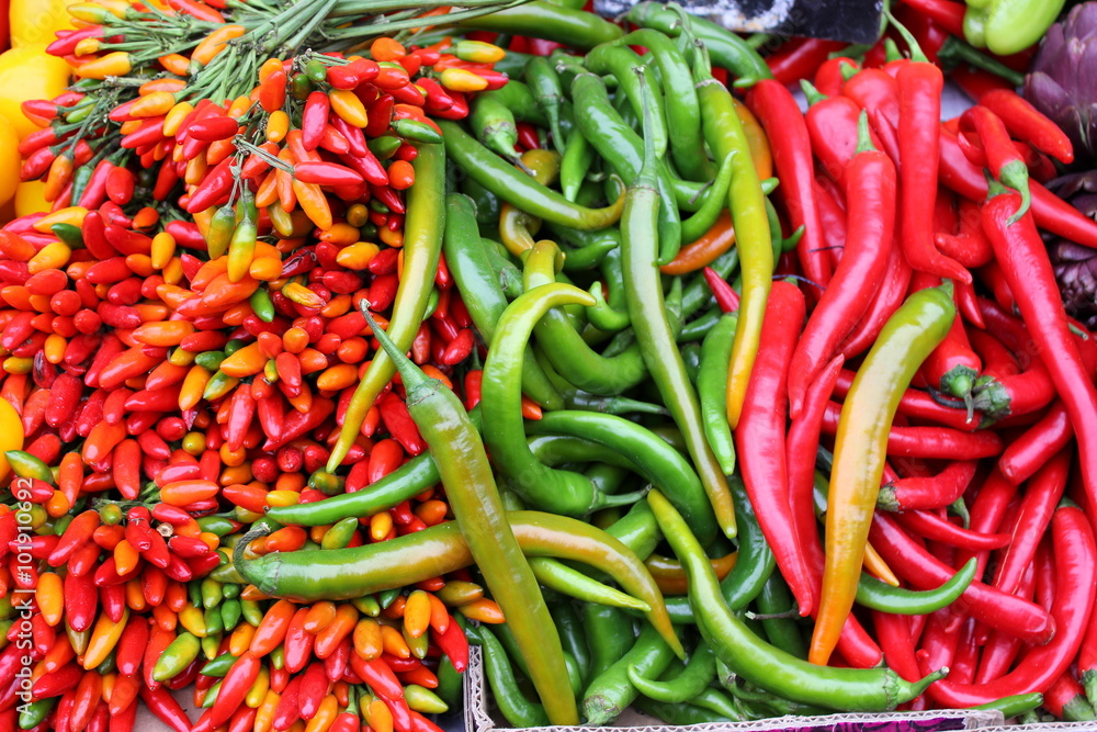 Chili und Paprika und verschiedenen Farben und Formen auf dem Markt Chili und Paprika und verschiedenen Farben und Formen auf dem Markt