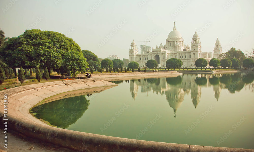 Φωτογραφία Water of pond near the structure Victoria Memorial Hall in Kolkata