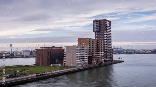 Pier met gebouwen in Rotterdam timelapse photo