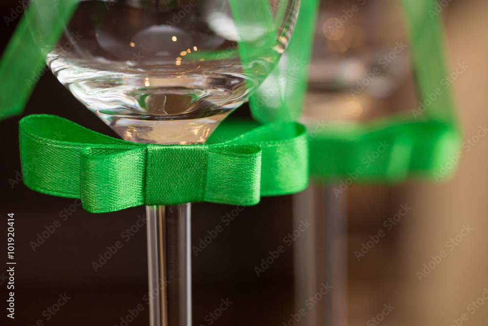 Fotografie the wedding glasses decorated with a bow