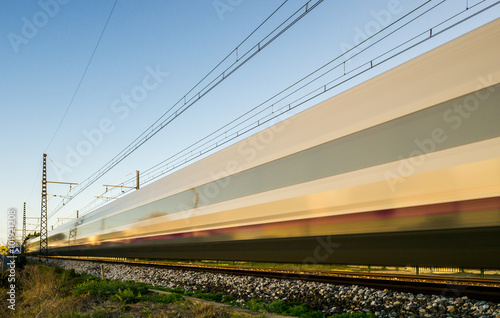 Train à grande vitesse (TGV) passant très vite photo