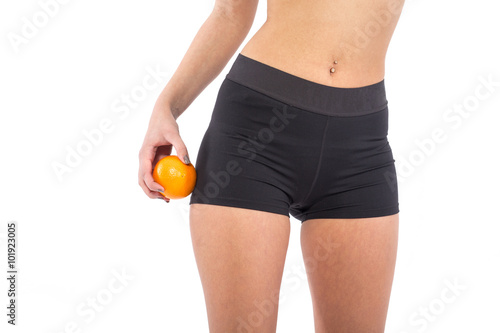 Schlanke Frau mit Orange