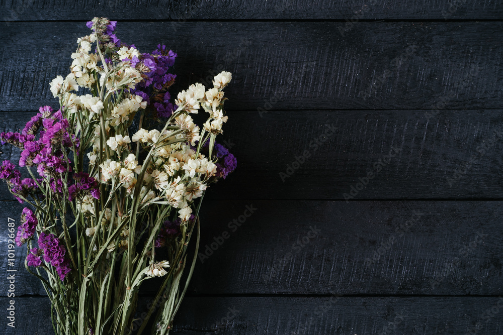 Φωτογραφία Bouquet of dried wild flowers on a black texture background of vintage wooden pl