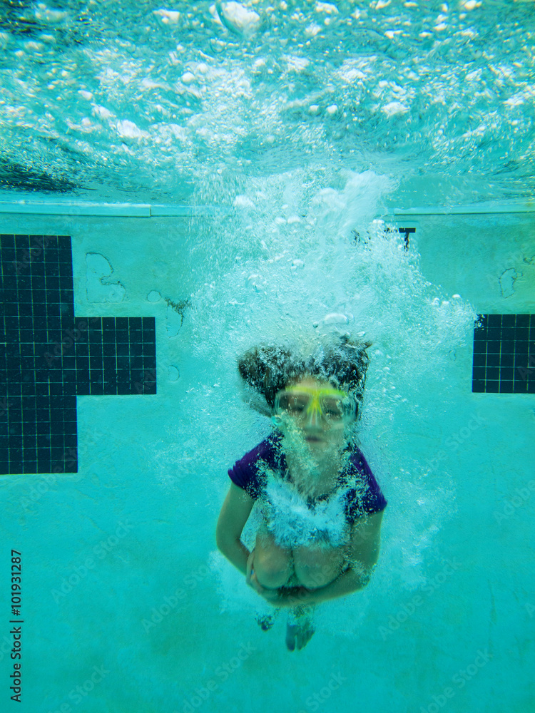 Ταπετσαρία underwater shot of girl jumping in pool