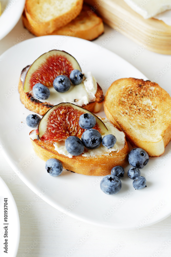 cheses with beries and fruits