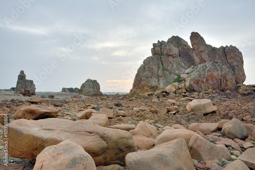 Ensemble de rochers sur la côte de Plougrescant en Bretagne photo