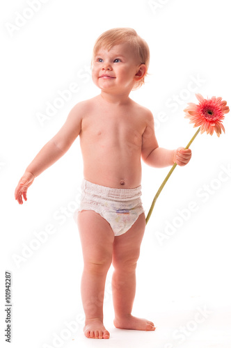 Маленькая девочка с цветком на белом фоне. В подгузниках. Улыбается.  Цветок 