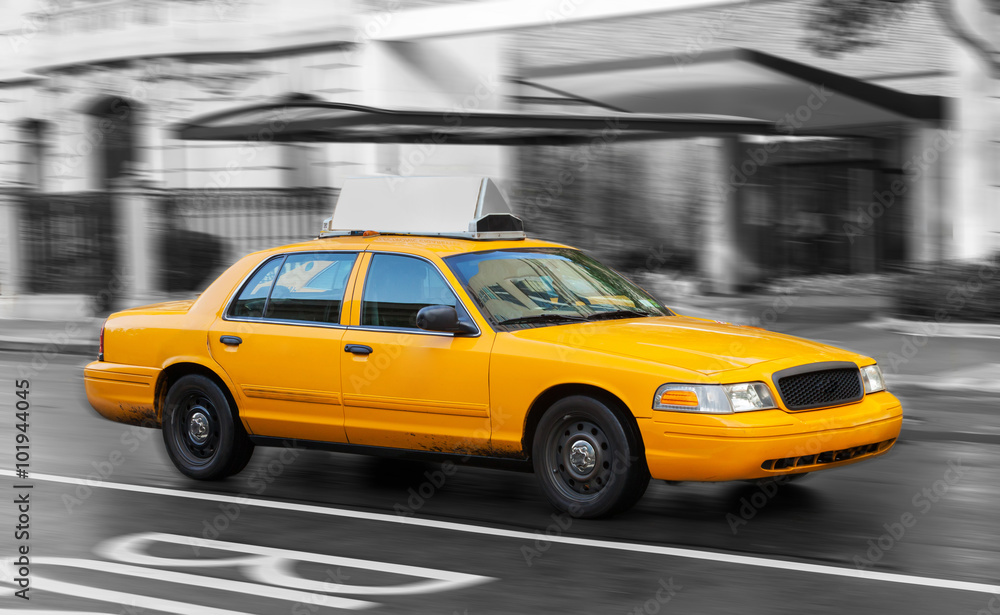 Obraz premium Yellow cab in Manhattan in a rainy day.