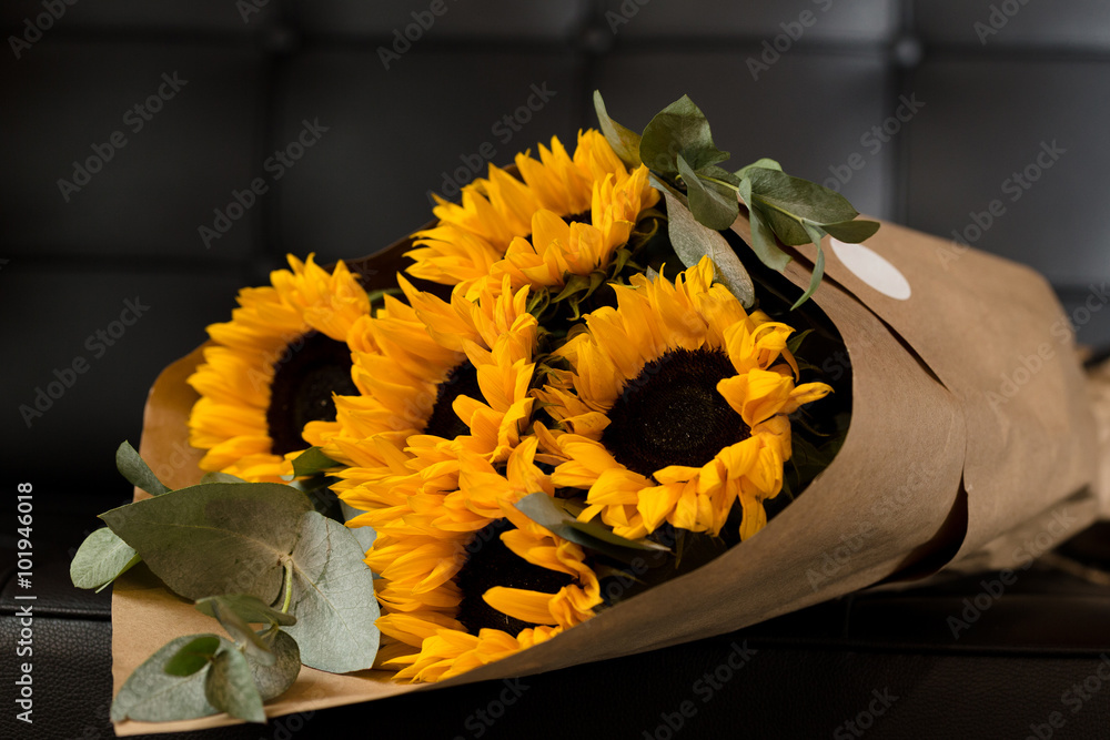 Obraz premium Bouquet of sunflowers on dark background
