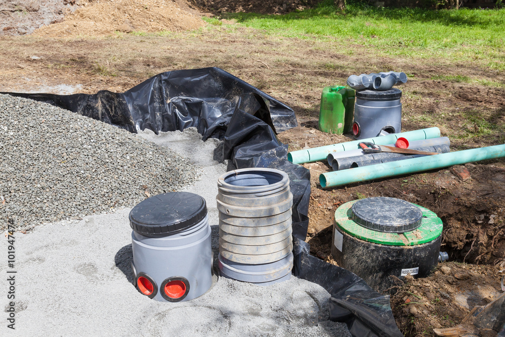 Φωτογραφία Filter and pump installation on a new septic tank in a sand and gravel filter be