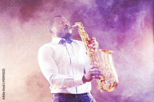 Canvas Print African American jazz musician playing the saxophone
