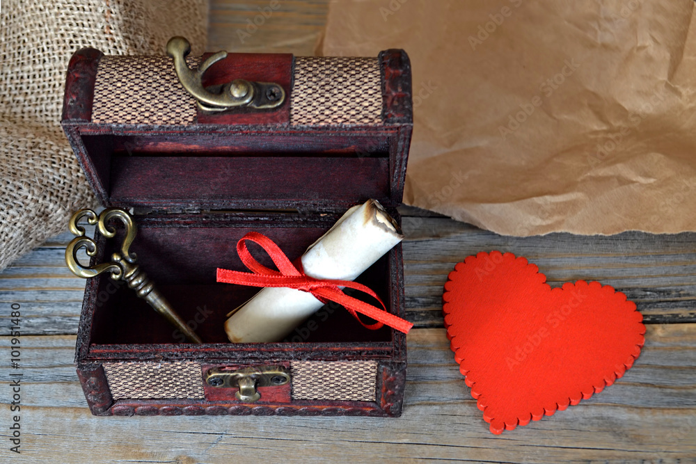 Φωτογραφία Valentines heart, love letter and key in old wooden treasure chest
