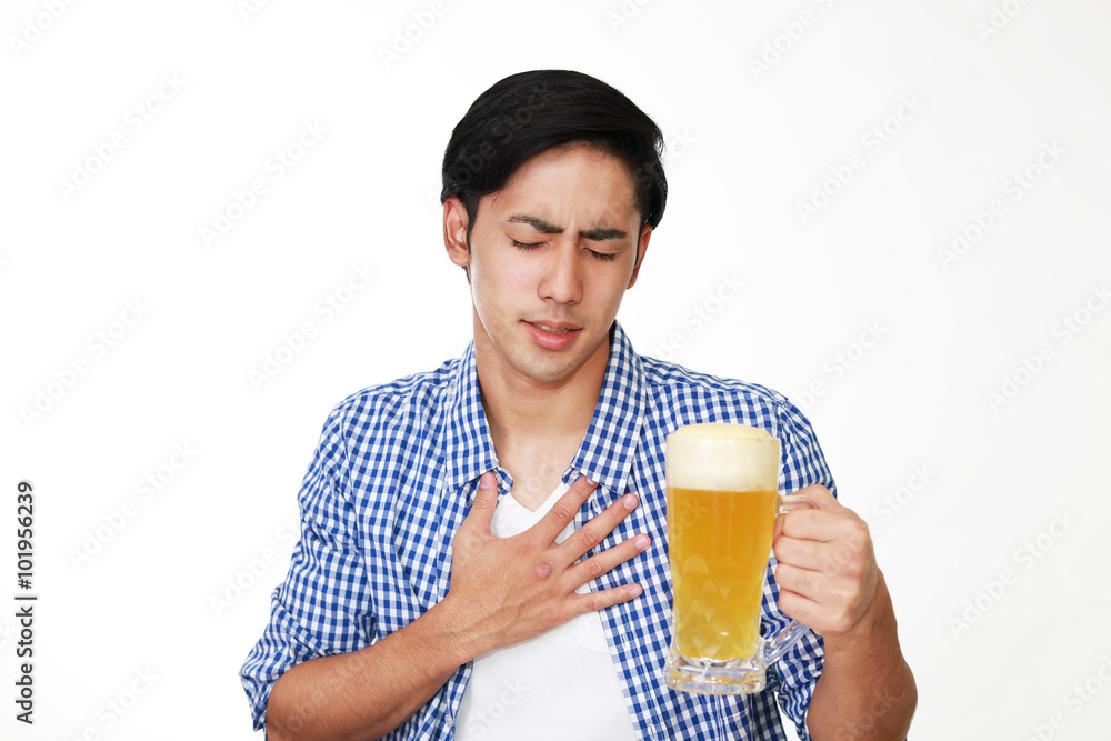 ビールを飲みすぎた男性 ビールを飲みすぎた男性