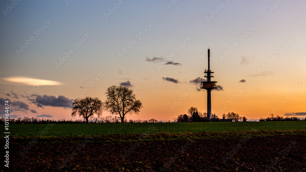 Der Fernsehturm bei Essenheim in Rheinhessen im Sonnenuntergang Der Fernsehturm bei Essenheim in Rheinhessen im Sonnenuntergang