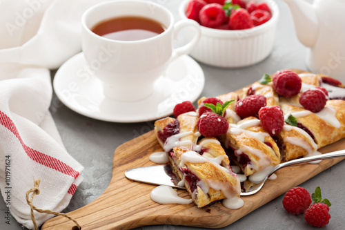 Fotografija Braided raspberry danish with glaze
