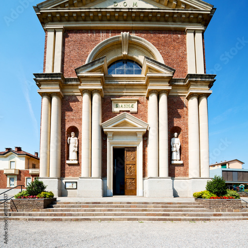 medieval old architecture in italy europe milan religion       a