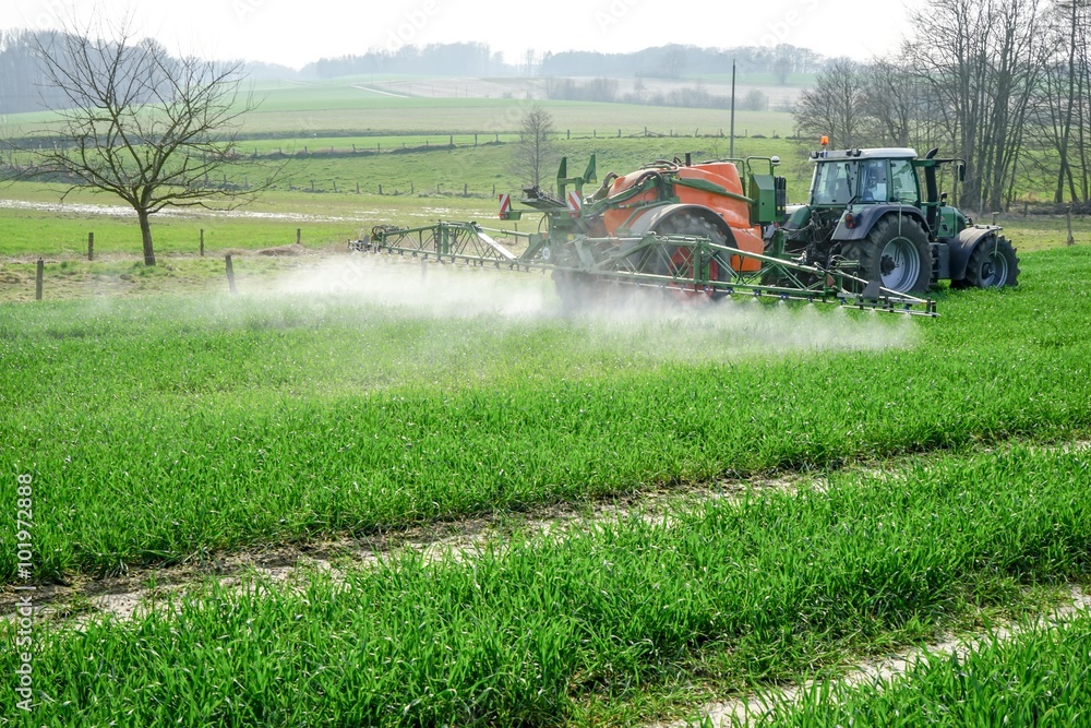 Pflanzenschgutz - Landwirt bei der Unkrautbekämpfung Pflanzenschgutz - Landwirt bei der Unkrautbekämpfung