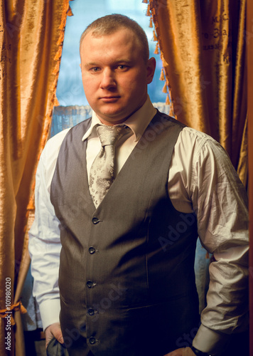 Fotografia portrait of confident businessman in posing at window