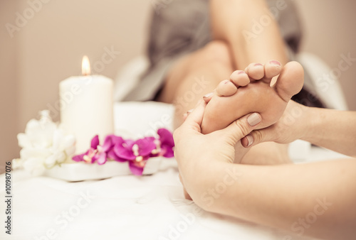 Foto Close up of woman's feet and beauty saloon decorations