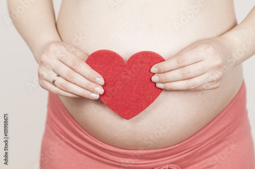 Schwangere mit Herz