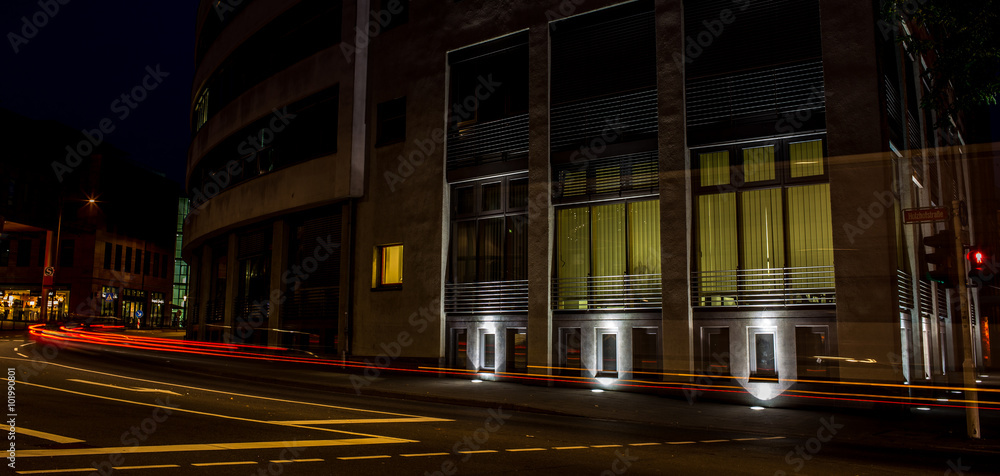 Lichtspuren eines Autos vor einem Bürogebäude in der Mainzer Südstadt