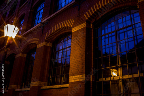 Fassade der alten Lampenfabrik in Mainz bei Nacht