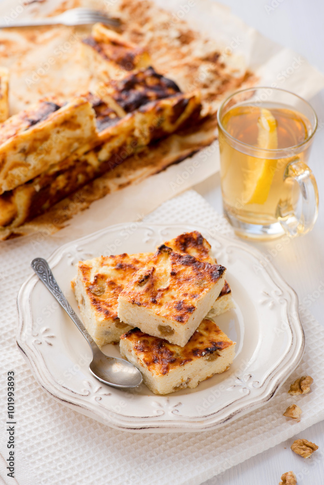 Fotografie Appetizing cottage cheese casserole with raisins
