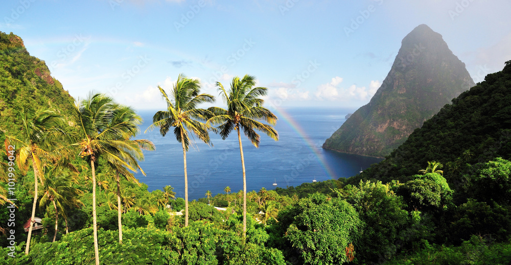 Foto Rainbow arches over Piton bay