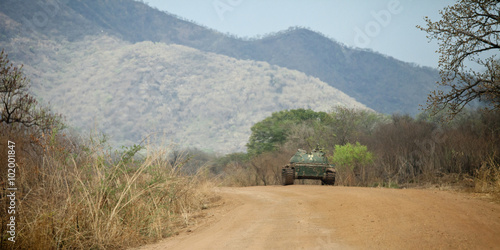 Foto tank in road in south sudan with mountains in background