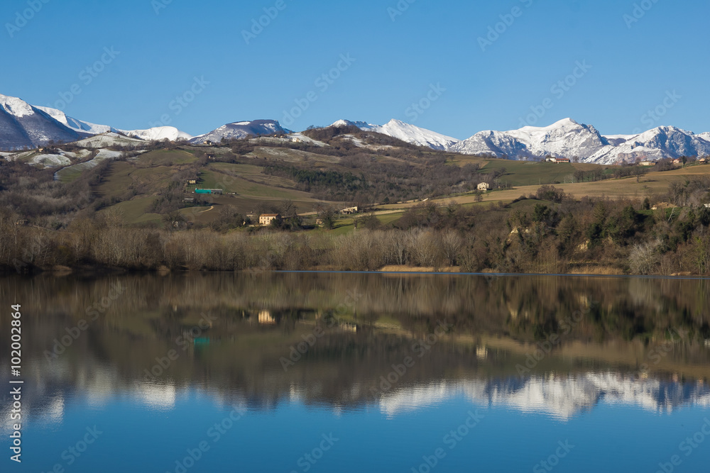 Monti Sibillini riflessi nel lago di San Ruffino, Marche - Italia